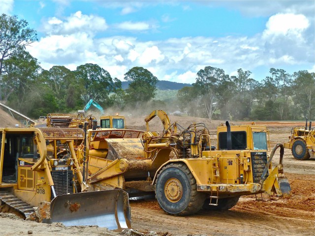 bulldozer-410115_1920.jpg